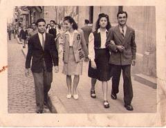 MES PARENTS A GAUCHE AVEC DES AMIS A ORAN